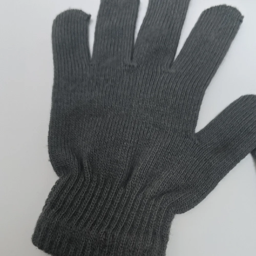 Black and Gray Knit Gloves Set